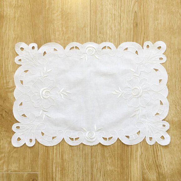 3 VINTAGE Embroidered Placemats w Cutwork & Embroidery. Gorgeous Vintage - Picture 1 of 5